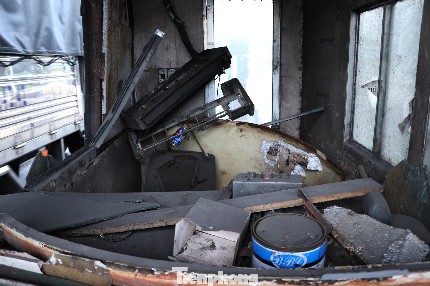 Các thiết bị bên trong buồng thu phí như máy lạnh, nút điều khiển barie hư hỏng, treo lơ lửng. Cửa kính và các thiết bị khác xuống cấp. Các thiết bị bên trong buồng thu phí như máy lạnh, nút điều khiển barie hư hỏng, treo lơ lửng. Cửa kính và các thiết bị khác xuống cấp.