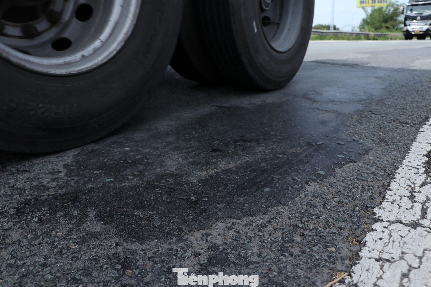 Nhiều đoạn mặt đường được dặm vá nhiều lần nhưng vẫn bị hư hỏng, gây mất an toàn cho các phương tiện tham gia giao thông. Nhiều đoạn mặt đường được dặm vá nhiều lần nhưng vẫn bị hư hỏng, gây mất an toàn cho các phương tiện tham gia giao thông.