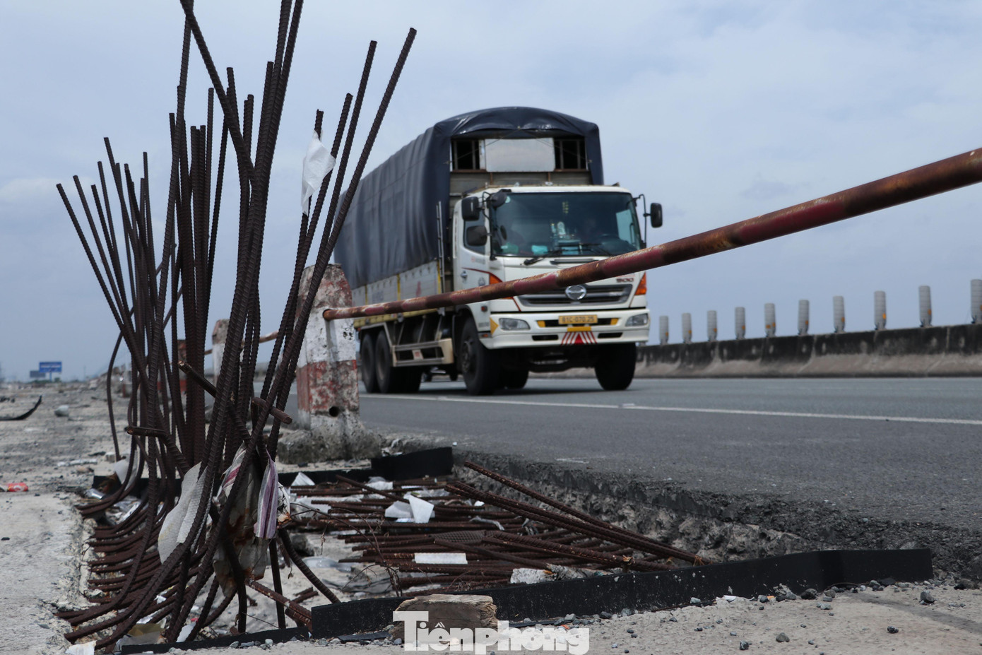 Trong khi đó, dọc tuyến cao tốc có những đoạn đang thi công dang dở rồi tạm dừng thời gian dài, các mố sắt nhô cao phơi mưa nắng lâu ngày hoen gỉ, gây nguy hiểm cho người và phương tiện tham gia giao thông. Trong khi đó, dọc tuyến cao tốc có những đoạn đang thi công dang dở rồi tạm dừng thời gian dài, các mố sắt nhô cao phơi mưa nắng lâu ngày hoen gỉ, gây nguy hiểm cho người và phương tiện tham gia giao thông.