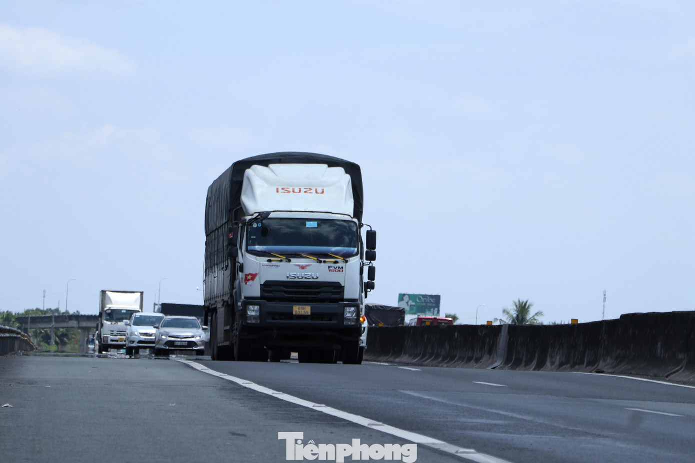 Mặt đường nhiều đoạn cũng bị hư hỏng, gợn sóng nhấp nhô. Mặt đường nhiều đoạn cũng bị hư hỏng, gợn sóng nhấp nhô.