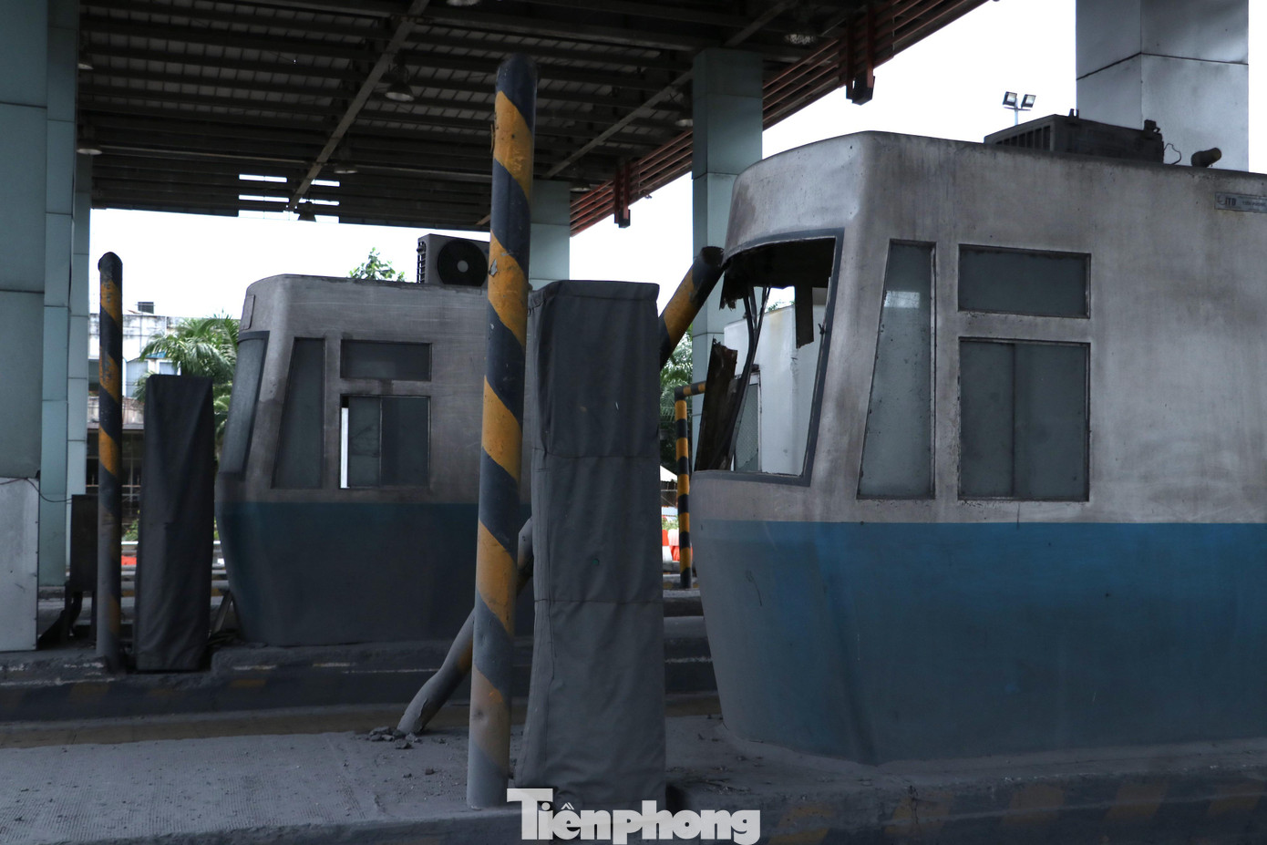 Ghi nhận của phóng viên tại Trạm thu phí Thân Cửu Nghĩa, huyện Châu Thành, tỉnh Tiền Giang, hàng loạt cabin thu phí đóng bụi, hư hỏng nặng. Ghi nhận của phóng viên tại Trạm thu phí Thân Cửu Nghĩa, huyện Châu Thành, tỉnh Tiền Giang, hàng loạt cabin thu phí đóng bụi, hư hỏng nặng.