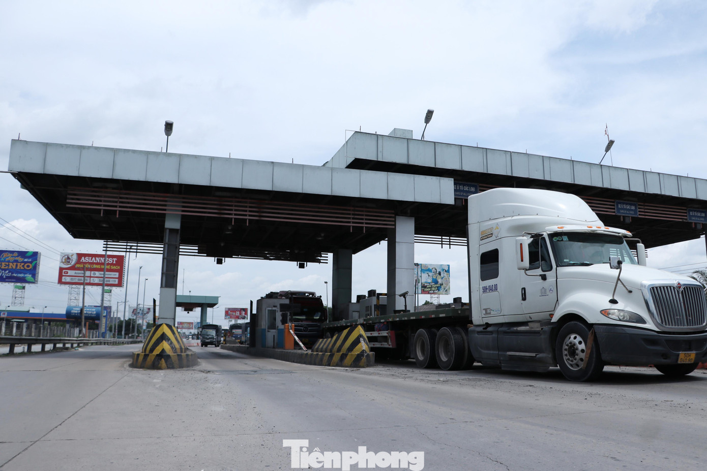 Tuyến đường cao tốc TPHCM - Trung Lương (đi qua địa phận TPHCM, Long An, Tiền Giang) có chiều dài gần 62Km, là tuyến cao tốc đầu tiên của khu vực phía Nam kết nối TPHCM với các tỉnh miền Tây, được thông xe vào đầu năm 2010. Tuyến đường cao tốc TPHCM - Trung Lương (đi qua địa phận TPHCM, Long An, Tiền Giang) có chiều dài gần 62Km, là tuyến cao tốc đầu tiên của khu vực phía Nam kết nối TPHCM với các tỉnh miền Tây, được thông xe vào đầu năm 2010.