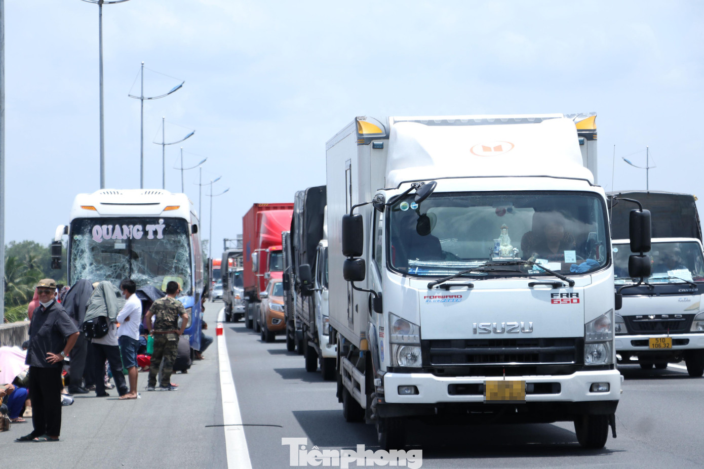 Do lưu lượng phương tiện đông nên mỗi khi xảy ra sự cố, tai nạn giao thông dễ gây ra ùn tắc, các phương tiện nối đuôi nhau xếp hàng dài trên cao tốc. Do lưu lượng phương tiện đông nên mỗi khi xảy ra sự cố, tai nạn giao thông dễ gây ra ùn tắc, các phương tiện nối đuôi nhau xếp hàng dài trên cao tốc.