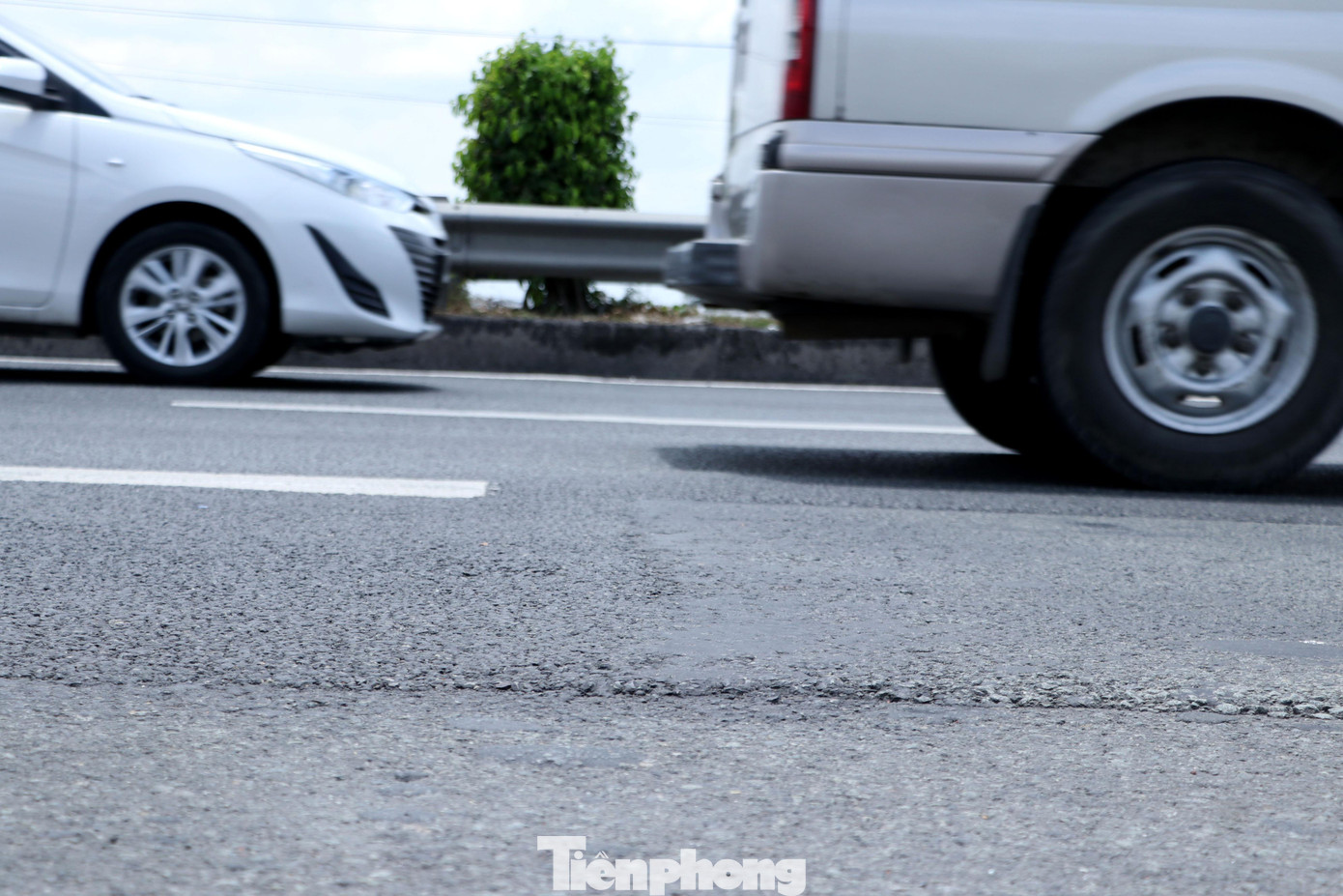 Ông Trần Văn Bon - Giám đốc Sở Giao thông Vận tải (GTVT) tỉnh Tiền Giang cho biết, từ khi dừng thu phí, lưu lượng ô tô chạy trên cao tốc TPHCM – Trung Lương quá đông dẫn đến quá tải đường. Ông Trần Văn Bon - Giám đốc Sở Giao thông Vận tải (GTVT) tỉnh Tiền Giang cho biết, từ khi dừng thu phí, lưu lượng ô tô chạy trên cao tốc TPHCM – Trung Lương quá đông dẫn đến quá tải đường.