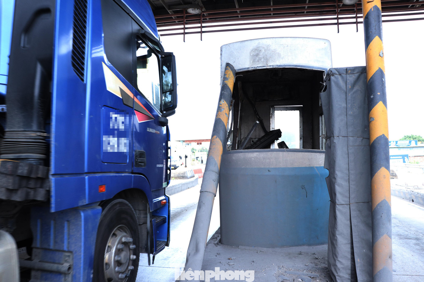 Sau hơn 3 năm dừng thu phí, nhiều hạng mục của tuyến cao tốc TPHCM - Trung Lương đã xuống cấp, hư hỏng nặng dù đã được đầu tư sửa chữa. Sau hơn 3 năm dừng thu phí, nhiều hạng mục của tuyến cao tốc TPHCM - Trung Lương đã xuống cấp, hư hỏng nặng dù đã được đầu tư sửa chữa.