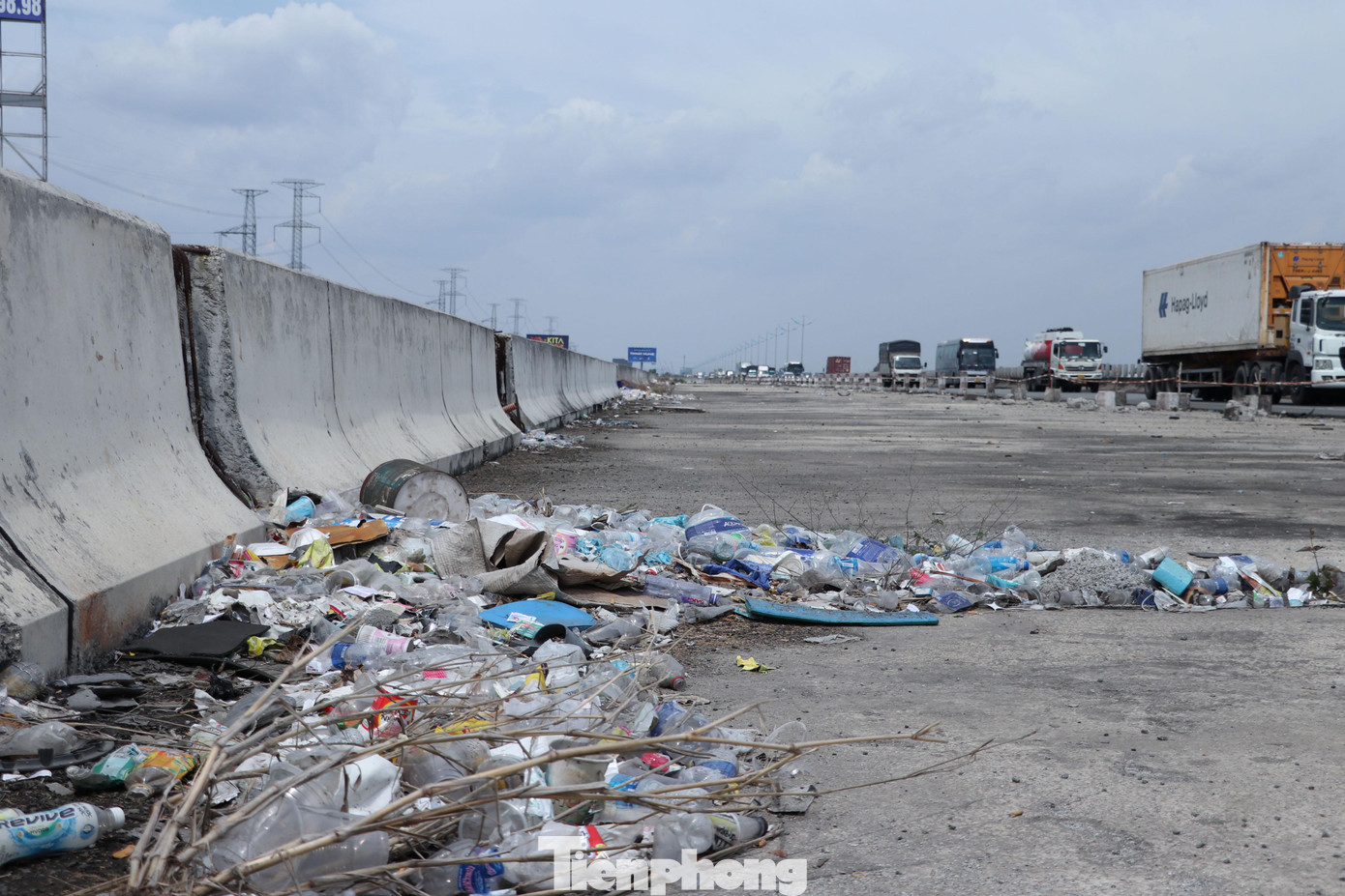 Khu vực tạm dừng thi công lâu ngày cũng trở thành nơi tập kết rác thải với đủ loại chai nhựa, túi nilong chất thành đống. Khu vực tạm dừng thi công lâu ngày cũng trở thành nơi tập kết rác thải với đủ loại chai nhựa, túi nilong chất thành đống.