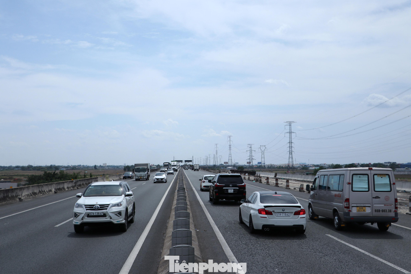 Cục Quản lý đường bộ 4 (Tổng cục Đường bộ, Bộ GTVT) cho hay, sau khi dừng thu phí, đường cao tốc TPHCM – Trung Lương có hàng chục nghìn lượt xe lưu thông mỗi ngày, cao điểm lên đến 50.450 xe/ngày. Cục Quản lý đường bộ 4 (Tổng cục Đường bộ, Bộ GTVT) cho hay, sau khi dừng thu phí, đường cao tốc TPHCM – Trung Lương có hàng chục nghìn lượt xe lưu thông mỗi ngày, cao điểm lên đến 50.450 xe/ngày.