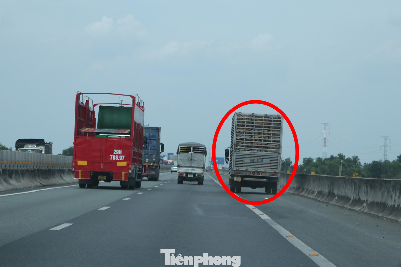 Đặc biệt, có tình trạng nhiều phương tiện quá khổ, quá tải cũng thường xuyên lưu thông lên cao tốc khiến mặt đường bị hư hỏng. Bên cạnh đó, ý thức tham gia giao thông của một số tài xế còn kém, vượt ẩu, chạy vào làn khẩn cấp gây nguy hiểm cho các phương tiện khác. Đặc biệt, có tình trạng nhiều phương tiện quá khổ, quá tải cũng thường xuyên lưu thông lên cao tốc khiến mặt đường bị hư hỏng. Bên cạnh đó, ý thức tham gia giao thông của một số tài xế còn kém, vượt ẩu, chạy vào làn khẩn cấp gây nguy hiểm cho các phương tiện khác.