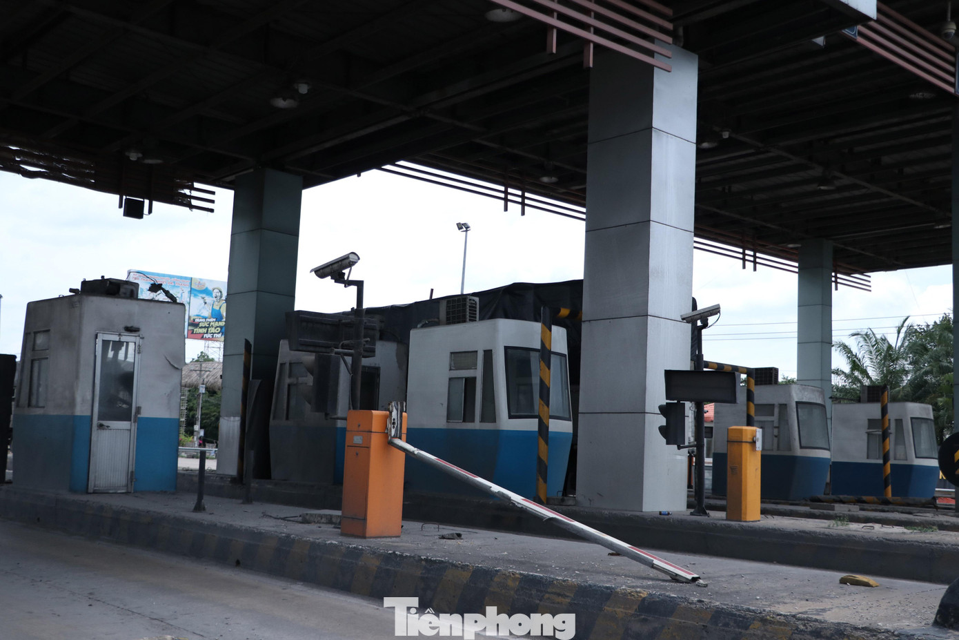 Do thời gian sử dụng đã trên 10 năm nên nhiều đoạn đã xuống cấp. Những năm qua, Cục quản lý Đường bộ 4 đã đầu tư hàng chục tỷ đồng để sửa chữa mặt đường, cầu cạn. Dự kiến năm nay sẽ đầu tư tiếp 55 tỷ đồng để sửa chữa các hạng mục bị hư hỏng. Do thời gian sử dụng đã trên 10 năm nên nhiều đoạn đã xuống cấp. Những năm qua, Cục quản lý Đường bộ 4 đã đầu tư hàng chục tỷ đồng để sửa chữa mặt đường, cầu cạn. Dự kiến năm nay sẽ đầu tư tiếp 55 tỷ đồng để sửa chữa các hạng mục bị hư hỏng.