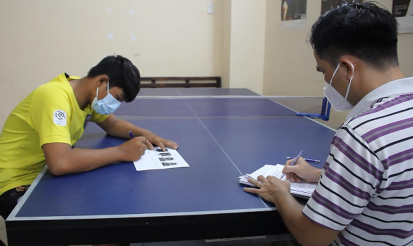 Công an làm việc với Nguyễn Văn Tâm (áo vàng). Công an làm việc với Nguyễn Văn Tâm (áo vàng).