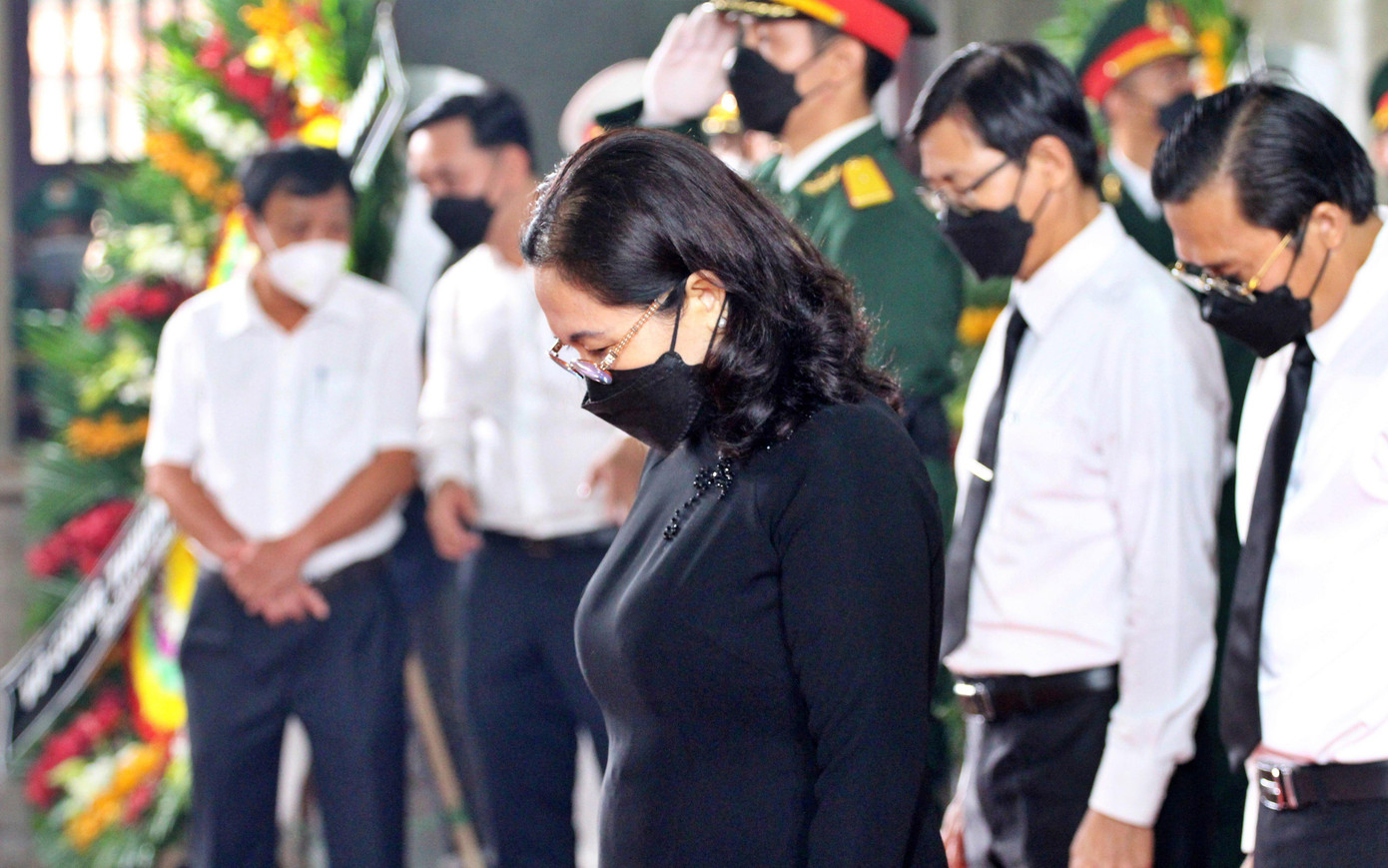 Chủ tịch HĐND TPHCM Nguyễn Thị Lệ cùng đoàn đại biểu viếng ông Lê Hòa Bình. Chủ tịch HĐND TPHCM Nguyễn Thị Lệ cùng đoàn đại biểu viếng ông Lê Hòa Bình.