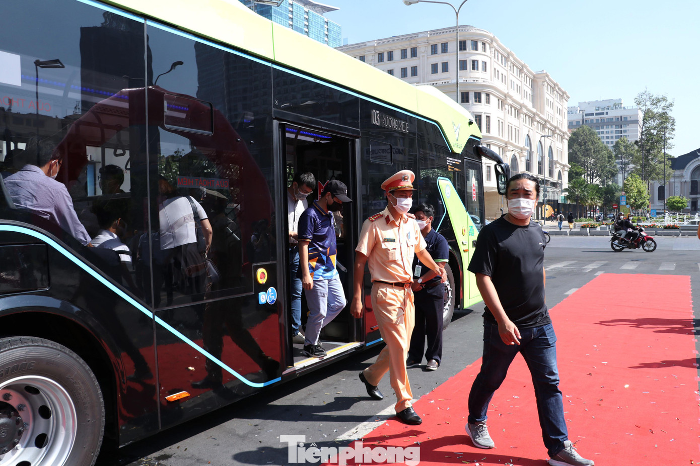 Tuyến xe buýt điện đầu tiên tại TPHCM có số hiệu D4 chính thức đi vào vận hành từ ngày 9/3. Xe tiếp cận đến các địa bàn tập trung nhu cầu đi lại cao của người dân như các công ty, nhà máy khu công nghệ cao, khu đô thị mới, trung tâm hành chính TP Thủ Đức… Đây đều là những khu vực có nhiều tuyến đường thiết yếu, đông dân cư nhưng chưa có hoặc mật độ xe buýt phục vụ còn khá thấp.