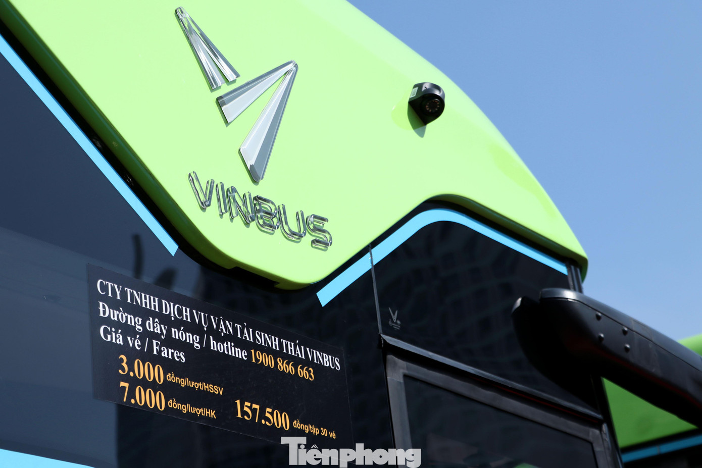 Tuyến D4 có tần suất hoạt động 20 phút/chuyến, dịch vụ xuyên suốt từ 5h đến 21h15 hàng ngày. Giá vé áp dụng cho xe buýt điện trên địa bàn TPHCM là 3.000 đồng/lượt đối với học sinh, sinh viên và 7.000 đồng/lượt với nhóm khách còn lại. Vé tập bán trước có giá 157.500 đồng/tập 30 vé (do Trung tâm quản lý giao thông công cộng (Trung tâm) phát hành và bán tại Bến xe buýt Sài Gòn).