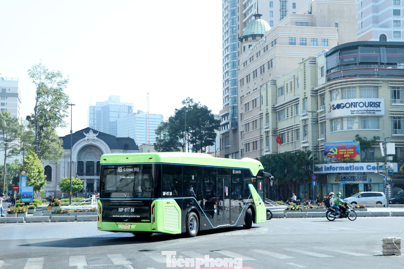 Lộ trình cụ thể của tuyến xe buýt điện đầu tiên ở TPHCM (tuyến D4) bao gồm: Bến xe buýt Sài Gòn - Phạm Ngũ Lão - Yersin - Trần Hưng Đạo - Hàm Nghi - Nguyễn Thái Bình - Ký Con - Võ Văn Kiệt - Hầm vượt sông Sài Gòn - Mai Chí Thọ - Trần Quý Kiên - Bát Nàn - Trương Văn Bang - Phan Văn Đáng - Đồng Văn Cống - Mai Chí Thọ - Võ Chí Công - Lê Văn Việt - Nguyễn Văn Tăng - Nguyễn Xiển – KĐT Vinhomes Grand Park.