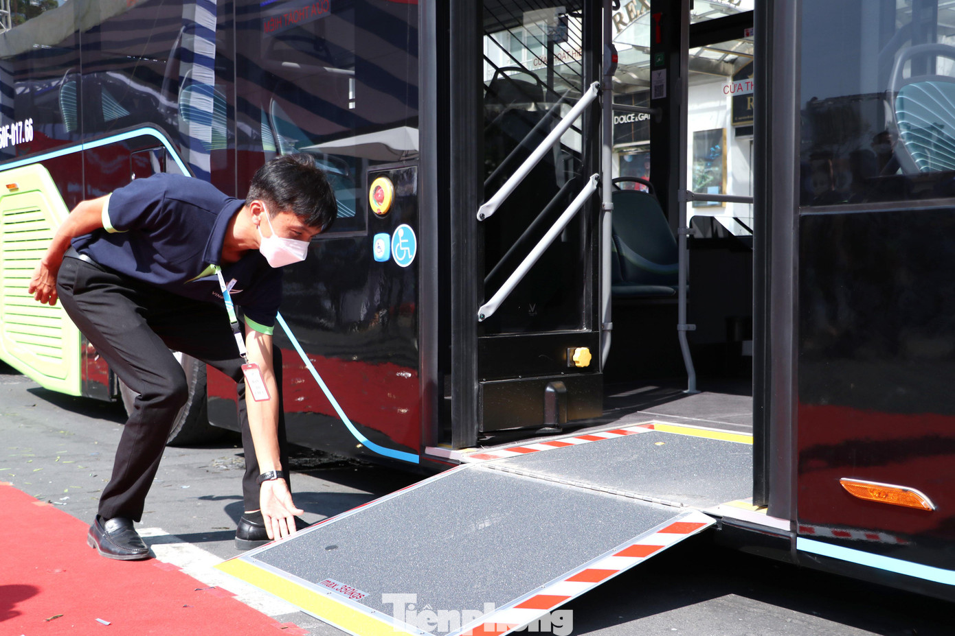 Xe được trang bị cầu dẫn để người khuyết tật đi xe lăn có thể dễ dàng di chuyển lên/xuống.