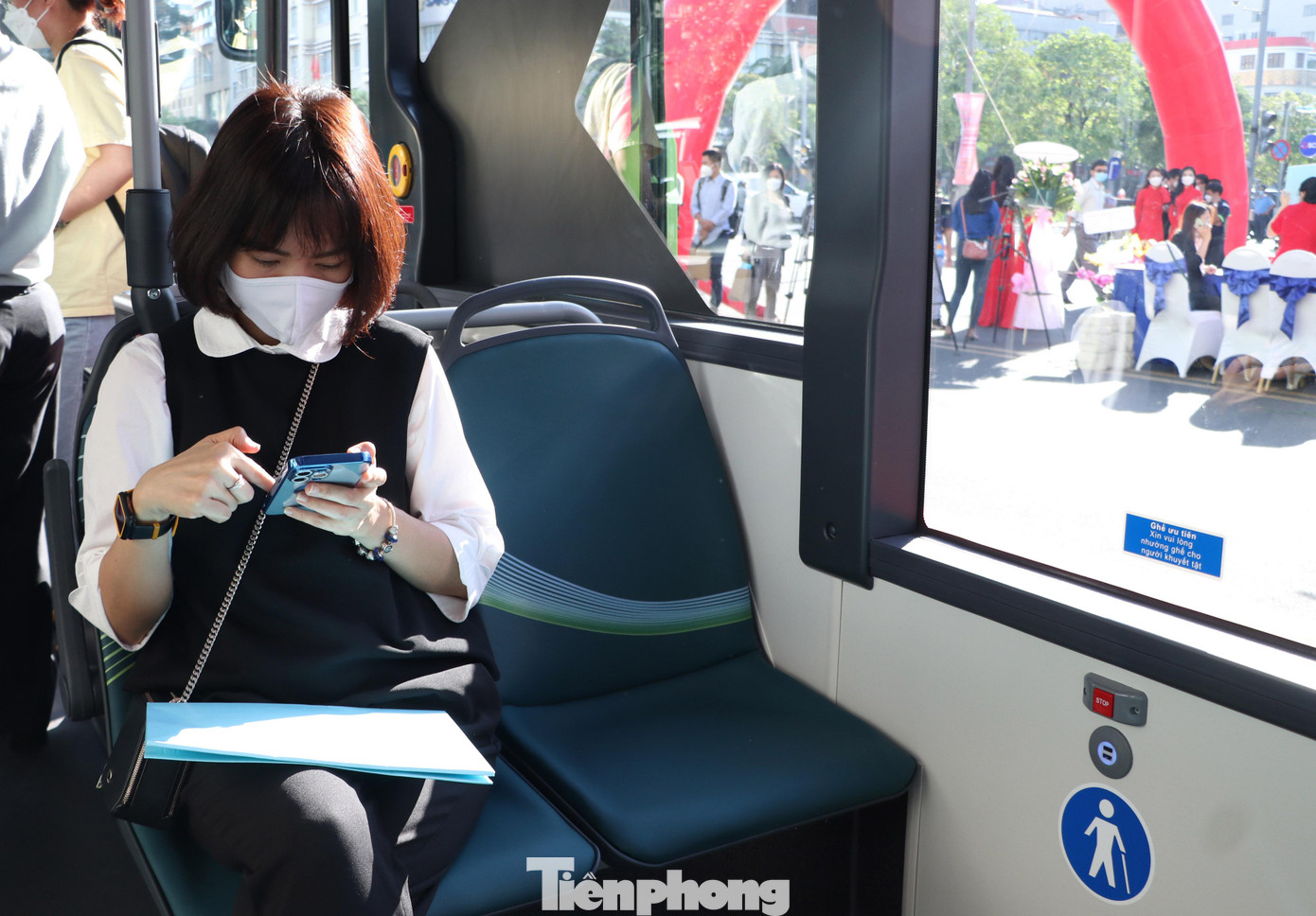 Xe buýt điện cũng được trang bị cổng sạc điện thoại, wifi miễn phí phục vụ hành khách.