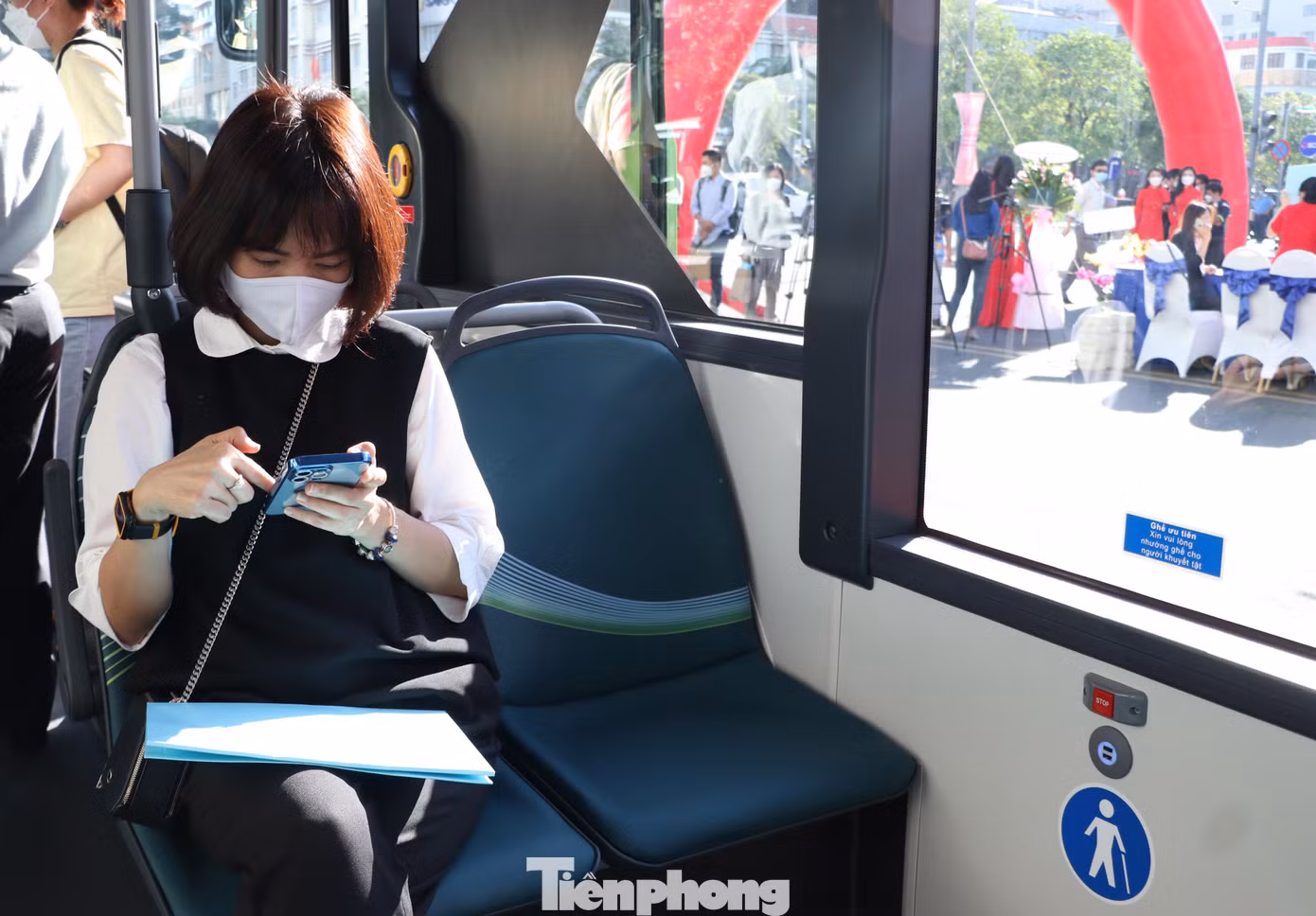 Xe buýt điện cũng được trang bị cổng sạc điện thoại, wifi miễn phí phục vụ hành khách. Xe buýt điện cũng được trang bị cổng sạc điện thoại, wifi miễn phí phục vụ hành khách.