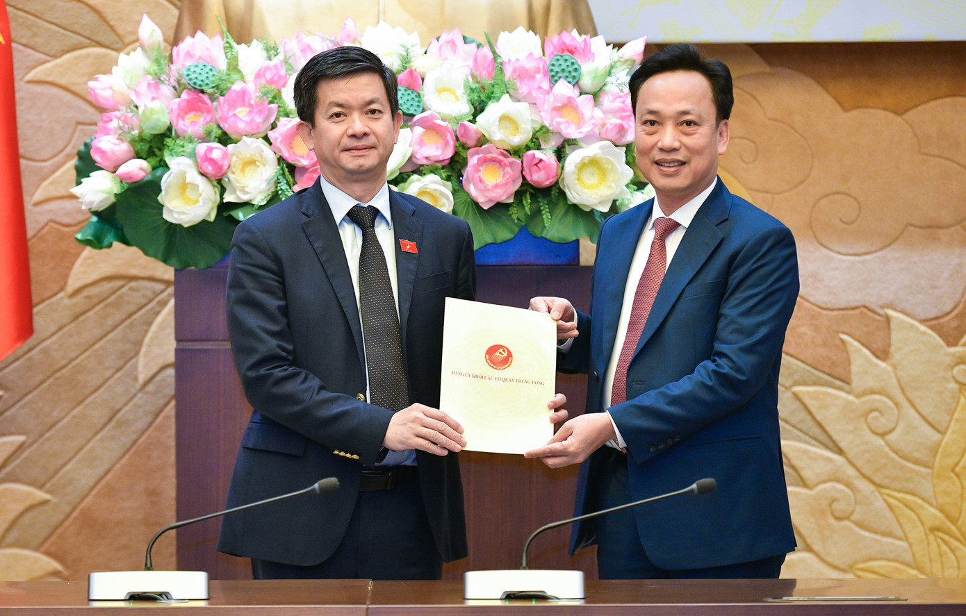 Ông Lại Xuân Lâm - Phó Bí thư Thường trực Đảng ủy Khối các cơ quan Trung ương (bìa phải), trao Quyết định chỉ định tham gia Ban Chấp hành, Ban Thường vụ và giữ chức Bí thư Đảng ủy cơ quan Văn phòng Quốc hội, nhiệm kỳ 2020 - 2025, đối với ông Lê Quang Tùng. Ảnh: QH