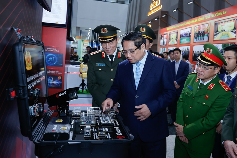 Thủ tướng thăm gian trưng bày sản phẩm ứng dụng công nghệ cao của Bộ Công an sản xuất và chế tạo. Ảnh: Nhật Bắc