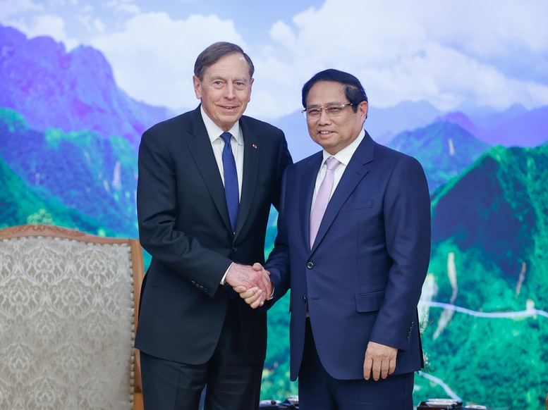 Thủ tướng Phạm Minh Chính tiếp ông David Petraeus - một trong những đồng sở hữu Quỹ đầu tư KKR. Ảnh: Nhật Bắc.