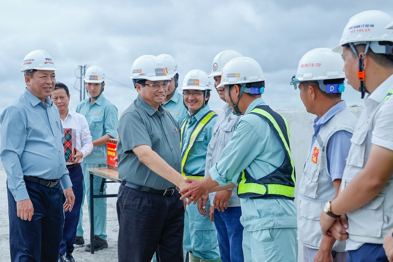 Thủ tướng kiểm tra tình hình thực hiện Dự án đầu tư xây dựng cao tốc Cần Thơ - Hậu Giang. Ảnh: Nhật Bắc