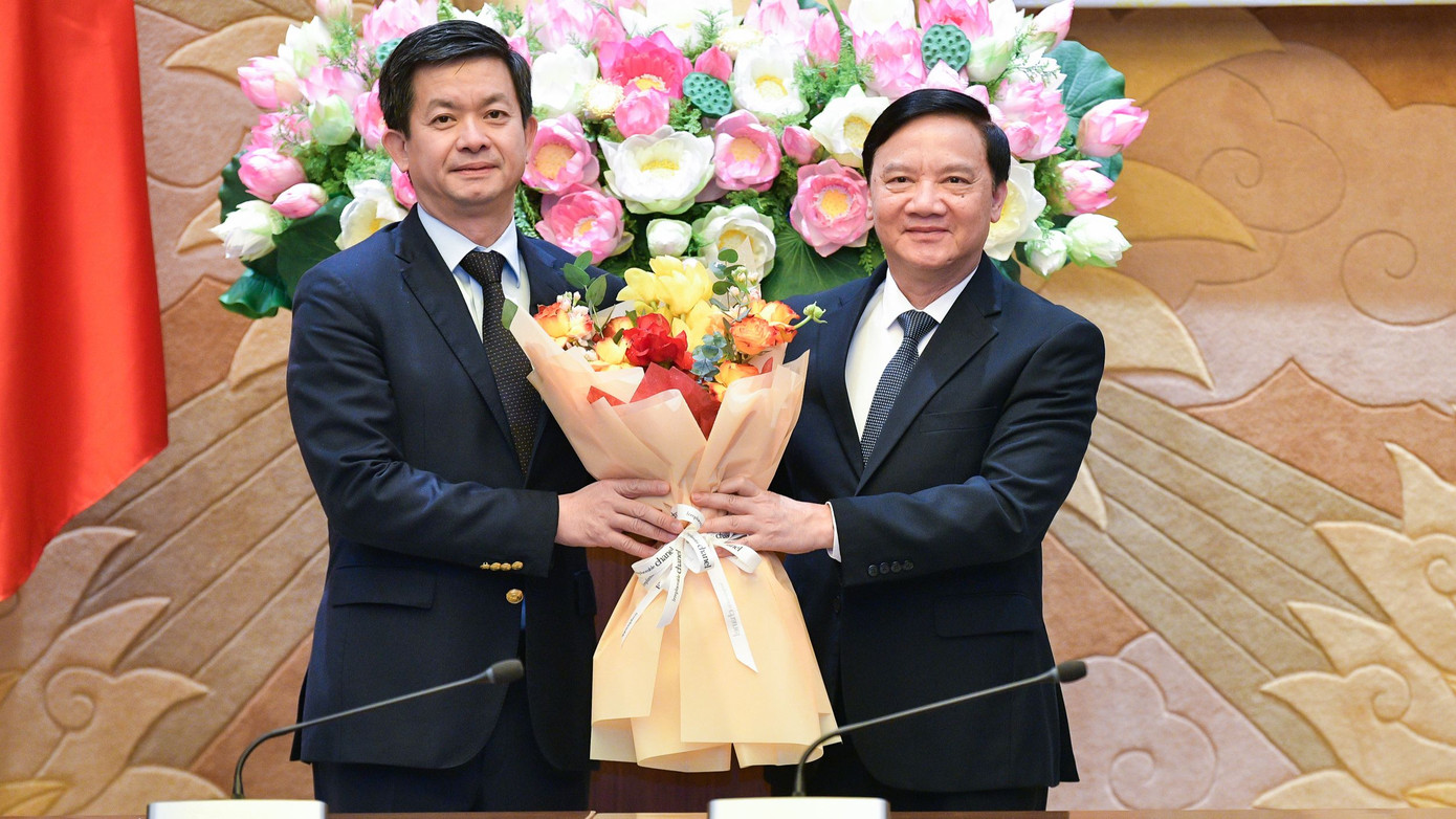 Ông Nguyễn Khắc Định - Phó Bí thư Đảng đoàn Quốc hội, Phó Chủ tịch Quốc hội, chúc mừng ông Lê Quang Tùng (Ảnh: QH)