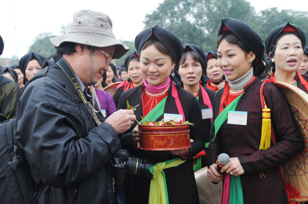 Các liền chị mời trầu đại biểu và du khách