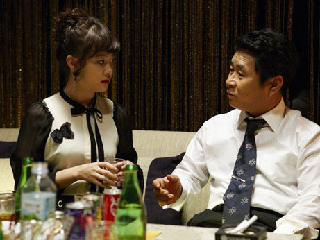 Min Ji Hyun (trái) vào vai nữ diễn viên không tên tuổi Jung Jee Hee, bị công ty quản lý của mình buộc phải quan hệ tình dục với những nhân vật quyền lực