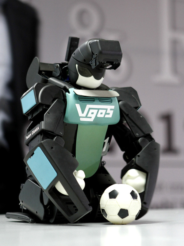 Robot chơi với bóng ở các tư thế khác nhau