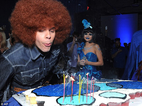 Blogger Perez Hilton thổi nến sinh nhật