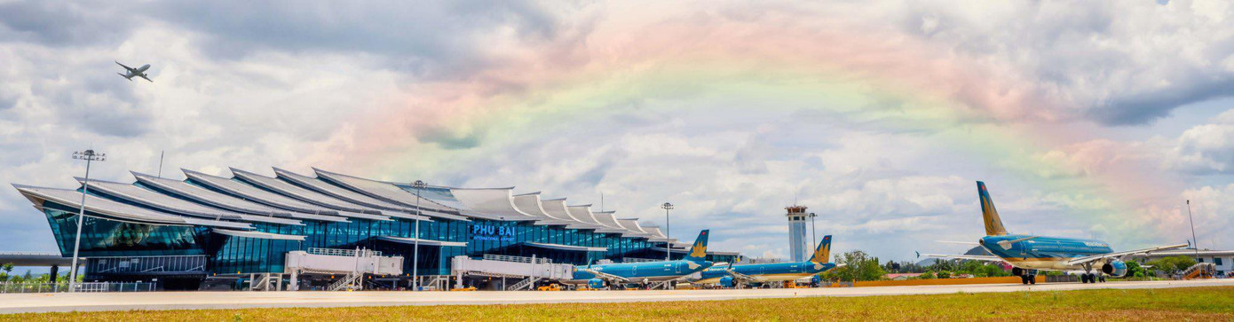 Từ hướng đường tiếp cận, nhà ga T2 có lớp mái trải dài và hiện diện nổi bật vừa có tính đặc trưng của một kiến trúc nhà ga hành khách vừa ấn tượng như thể Kiến trúc cung điện Huế đang vút cao lên bầu trời. Thiết kế của nhà ga T2 - Cảng HKQT Phú Bài thể hiện khát vọng vươn lên và hướng tới tương lai. (Ảnh: Phan Công). Từ hướng đường tiếp cận, nhà ga T2 có lớp mái trải dài và hiện diện nổi bật vừa có tính đặc trưng của một kiến trúc nhà ga hành khách vừa ấn tượng như thể Kiến trúc cung điện Huế đang vút cao lên bầu trời. Thiết kế của nhà ga T2 - Cảng HKQT Phú Bài thể hiện khát vọng vươn lên và hướng tới tương lai. (Ảnh: Phan Công).