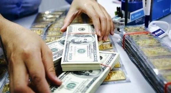 Giá vàng thế giới chịu áp lực việc đồng USD mạnh lên.
