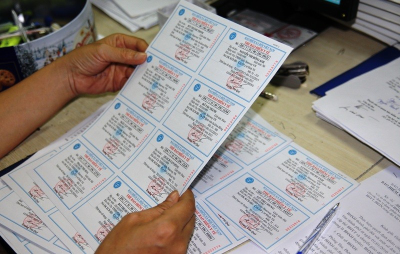 Bảo hiểm y tế giấy hiện nay.