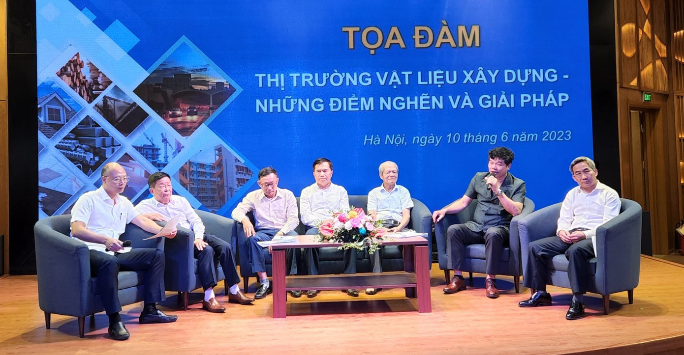 Các hiệp hội vật liệu kêu cứu. Ảnh: Ngọc Mai.