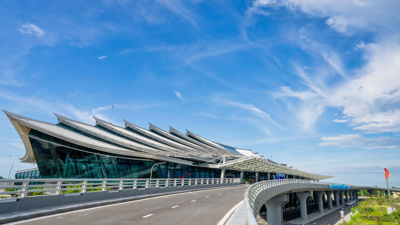 Kiến trúc cũng lấy cảm hứng từ sự đa dạng của văn hóa triều đại Cố đô Huế và các họa tiết tượng trưng cho nền văn hóa ở Huế. Các họa tiết này được phát triển trong các tiểu cảnh khác nhau của nhà ga và được thể hiện như là một chủ đề để nâng cao giá trị cho công trình. (Ảnh: Phan Công). Kiến trúc cũng lấy cảm hứng từ sự đa dạng của văn hóa triều đại Cố đô Huế và các họa tiết tượng trưng cho nền văn hóa ở Huế. Các họa tiết này được phát triển trong các tiểu cảnh khác nhau của nhà ga và được thể hiện như là một chủ đề để nâng cao giá trị cho công trình. (Ảnh: Phan Công).