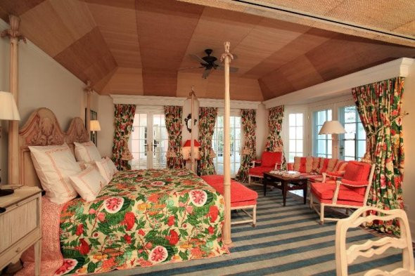 Màu sắc quá sặc sỡ và rối rắm, dường như phòng ngủ này không phải là nơi 