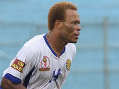 Trung vệ Hassan Sesay (HN.ACB) rất khoái món bánh chưng