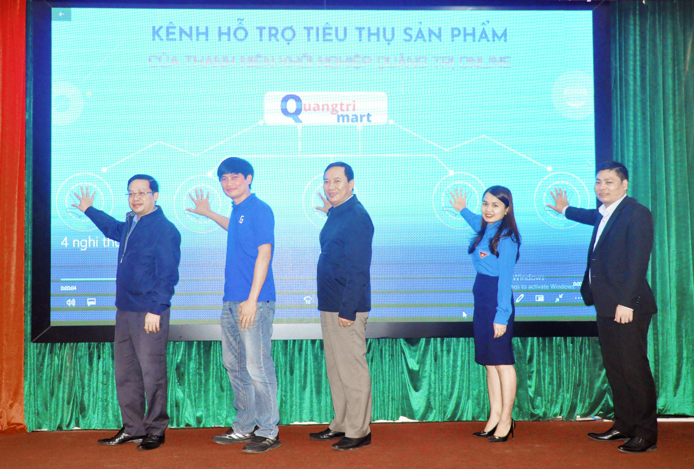 Phó Chủ tịch Thường trực HĐND tỉnh Quảng Trị Lê Quang Chiến và các đại biểu nhấn nút ra mắt kênh hỗ trợ tiêu thụ sản phẩm của thanh niên khởi nghiệp Quảng Trị onilne.