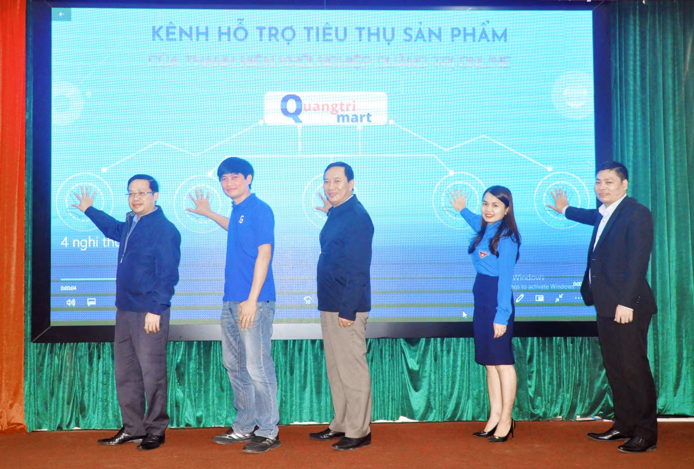 Phó Chủ tịch Thường trực HĐND tỉnh Quảng Trị Lê Quang Chiến và các đại biểu nhấn nút ra mắt kênh hỗ trợ tiêu thụ sản phẩm của thanh niên khởi nghiệp Quảng Trị onilne. Phó Chủ tịch Thường trực HĐND tỉnh Quảng Trị Lê Quang Chiến và các đại biểu nhấn nút ra mắt kênh hỗ trợ tiêu thụ sản phẩm của thanh niên khởi nghiệp Quảng Trị onilne.