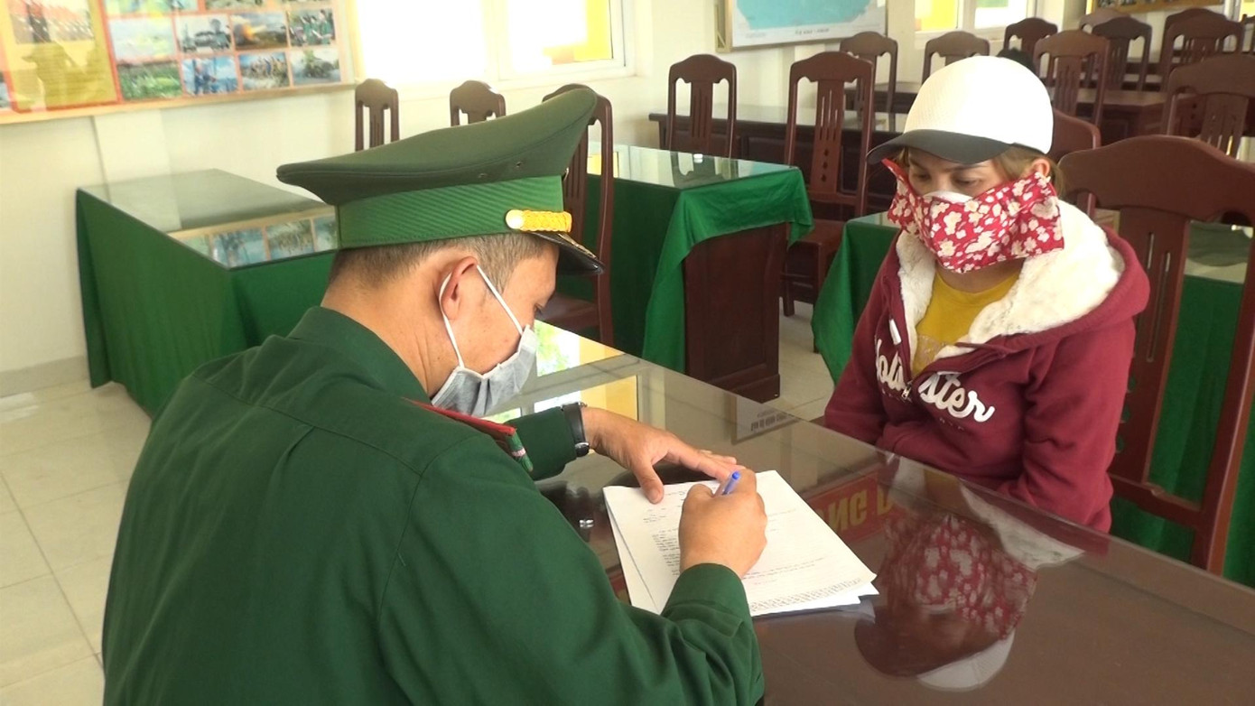 Vi Lay Phon La Thong Sa Van tại cơ quan điều tra.