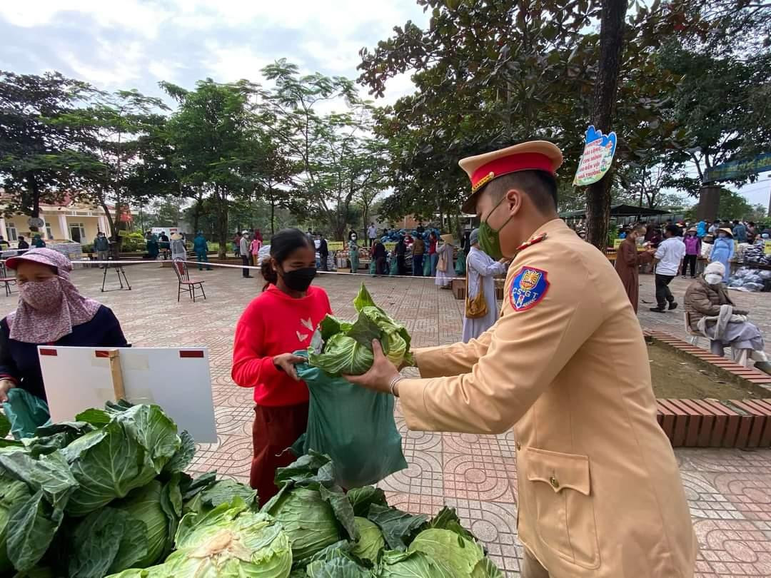 Công an huyện Gio Linh giúp bà con tại chợ 0 đồng Linh Trường. Công an huyện Gio Linh giúp bà con tại chợ 0 đồng Linh Trường.