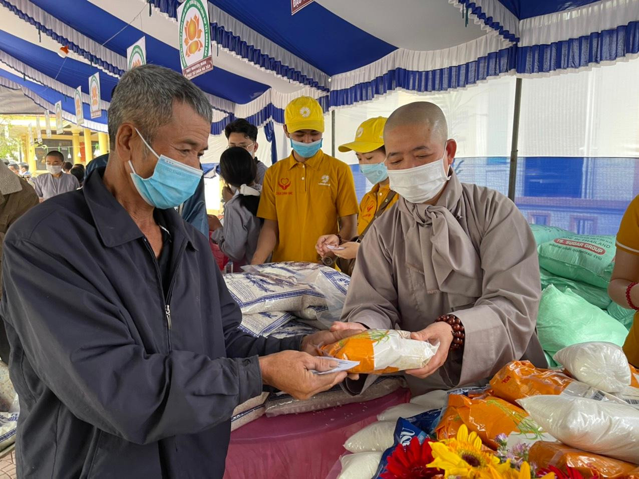 Phiên chợ 0 đồng lần này được tổ chức tại 3 xã Triệu Thuận, Triệu Đại, Triệu Độ của huyện Triệu Phong (Quảng Trị) nhờ vào tấm lòng của phật tử và các nhà hảo tâm khắp nơi. Phiên chợ 0 đồng lần này được tổ chức tại 3 xã Triệu Thuận, Triệu Đại, Triệu Độ của huyện Triệu Phong (Quảng Trị) nhờ vào tấm lòng của phật tử và các nhà hảo tâm khắp nơi.