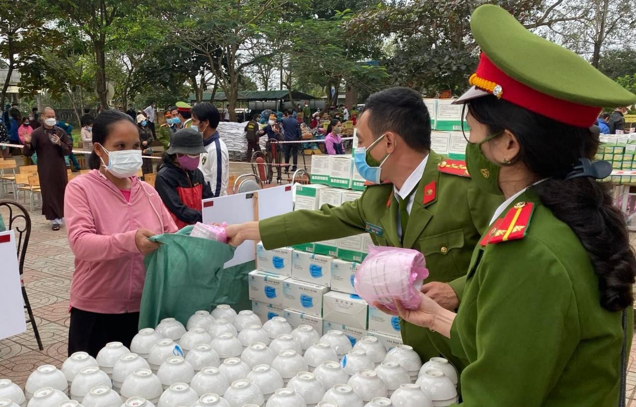 Nồng ấm tình quân - dân tại chợ 0 đồng vùng cao Linh Trường. Nồng ấm tình quân - dân tại chợ 0 đồng vùng cao Linh Trường.
