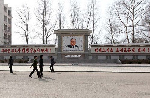 Đây là thành phố trực thuộc trung ương duy nhất được tự do giao lưu buôn bán với nước ngoài và cũng là thành phố duy nhất người nước ngoài tới du lịch mà không cần visa. Từ Cát Lâm, Trung Quốc, có thể lái xe trực tiếp để đến Rason