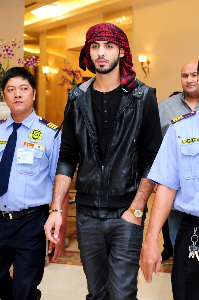 Tối nay, Omar đã dự buổi họp báo cùng với anh em sinh ba họ Lưu. Khác với vẻ mệt mỏi sáng nay (11/9), Omar xuất hiện trong buổi họp báo và đấu giá với chiếc khăn truyền thống của mình. Và anh hoàn toàn nổi bật khi bước vào khán phòng