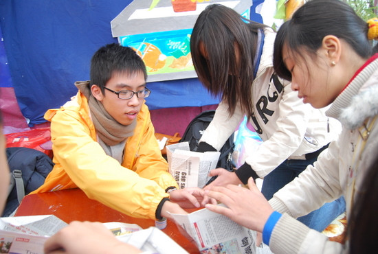 Không chỉ đổi đồ, các thành viên câu lạc bộ 3R Hà Nội còn hướng dẫn các bạn làm túi giấy, túi vải Furoshiki để sử dụng thay thế túi nilon