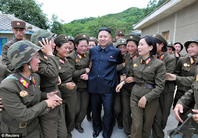 Hình ảnh nữ binh lính đơn vị quân đội 4302 xúc động khi gặp nhà lãnh đạo Kim Jong Un. Hình ảnh nữ binh lính đơn vị quân đội 4302 xúc động khi gặp nhà lãnh đạo Kim Jong Un