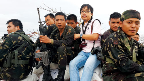 Tác giả đi cùng các binh sĩ lục quân Philippines làm nhiệm vụ cứu trợ - Ảnh: T.L