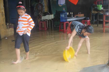 Tranh thủ nước lũ rút, bà Kỳ ở xã Nghĩa Dõng, thành phố Quảng Ngãi dọn dẹp nhà. Tranh thủ nước lũ rút, bà Kỳ ở xã Nghĩa Dõng, thành phố Quảng Ngãi dọn dẹp nhà