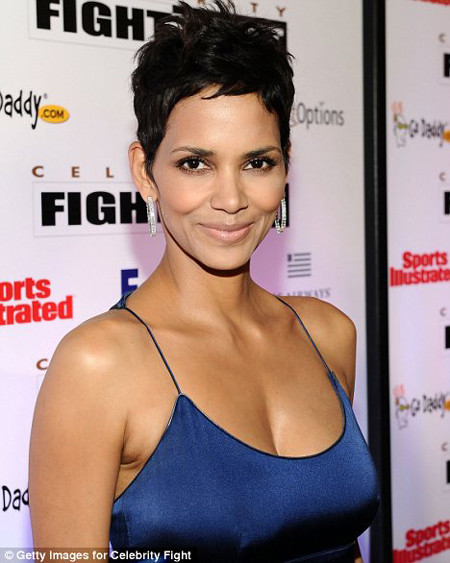 Halle Berry xinh đẹp khi xuất hiện tại sự kiện này